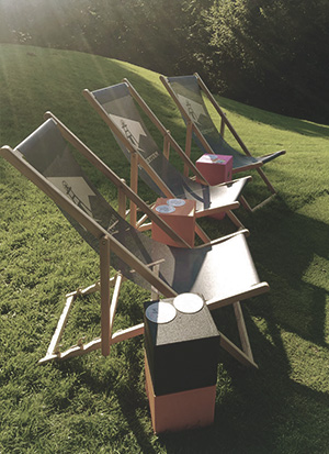 Förderturm-Liegestühle und Cooling Cubes im Sonnenschein auf dem Golfplatz am Lüderich.